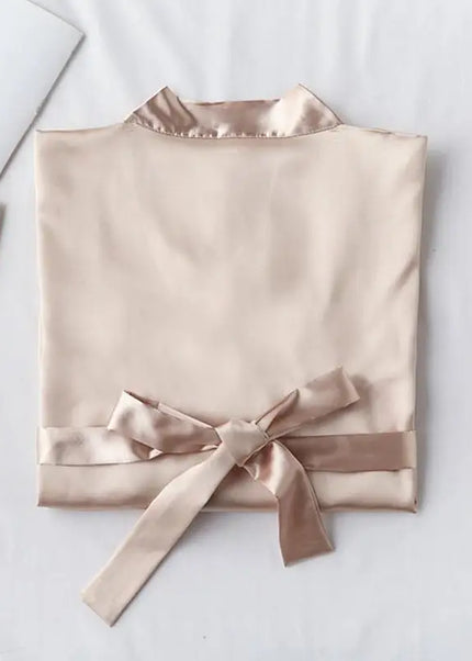 Champagnerfarbener Kimono-Morgenmantel für Damen knielang in Beige aus Satin, gefaltet mit Bindegürtel