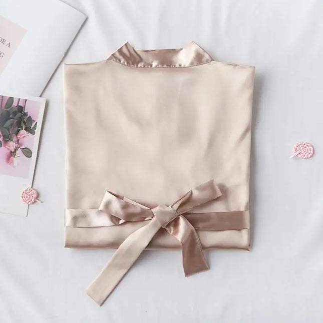 Champagnerfarbener Kimono-Morgenmantel für Damen knielang in Beige aus Satin, gefaltet mit Bindegürtel