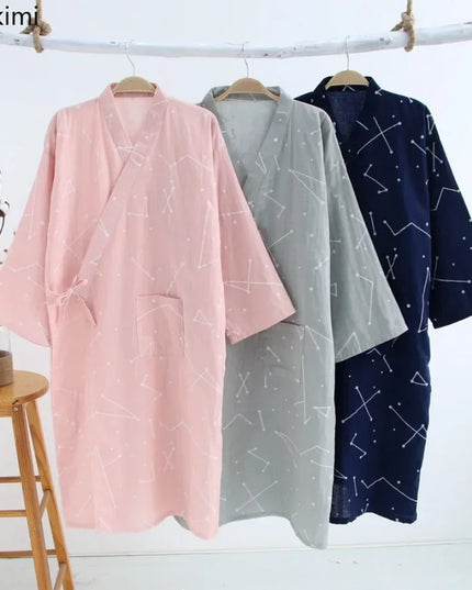 Rückansicht des knielangen Kimono-Morgenmantels