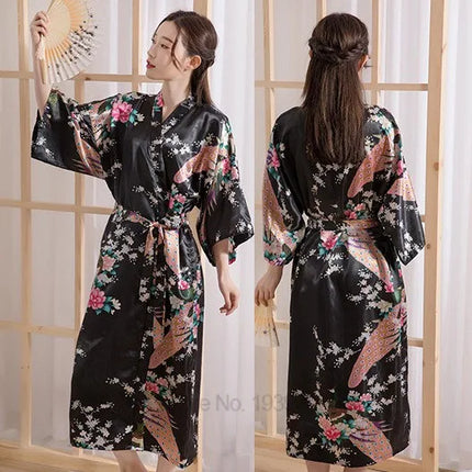 Schwarzer Kimono-Morgenmantel mit Bindegürtel, Taillendetail in Nahaufnahme