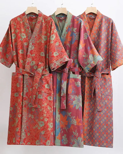 Rückansicht des roten Kimono-Morgenmantels mit Blumenmuster