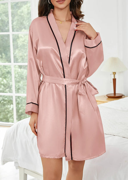 Rosa Satin-Morgenmantel mit schwarzer Paspel, kurz und langärmlig