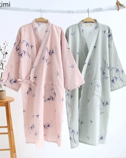 Weißer Kimono-Morgenmantel mit Früchtemuster - Seitenansicht mit Dreiviertelärmeln