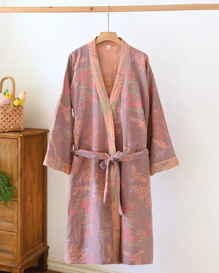 Altrosa Kimono-Morgenmantel Damen Pink mit Blumenmuster an Holzstange