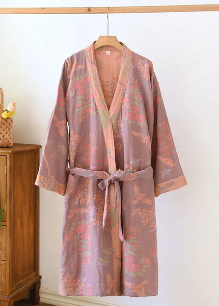 Altrosa Kimono-Morgenmantel Damen Pink mit Blumenmuster an Holzstange