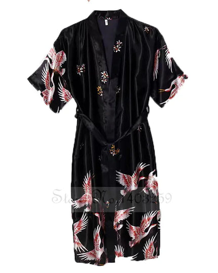 Schwarzer Satin-Morgenmantel Damen kurzarm mit Kranich-Print, flach liegend