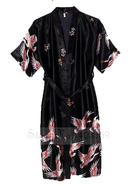 Schwarzer Satin-Morgenmantel Damen kurzarm mit Kranich-Print, flach liegend