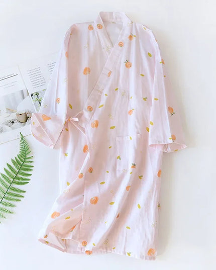 Weißer Kimono-Morgenmantel mit Früchtemuster in Orange, Gelb und Grün - Ganzaufnahme vorne