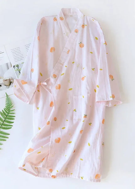 Weißer Kimono-Morgenmantel mit Früchtemuster in Orange, Gelb und Grün - Ganzaufnahme vorne