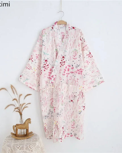 Kimono-Morgenmantel lässig über einem Pyjama getragen