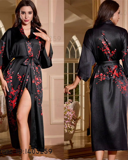 Schwarzer Satin Morgenmantel Damen Oversize mit rotem Pflaumenblütendruck - Vorderansicht