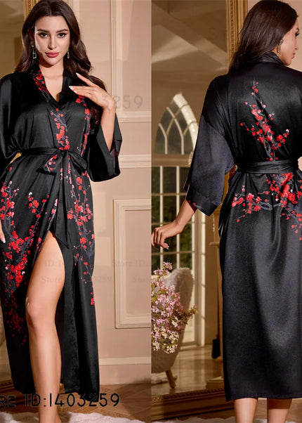 Schwarzer Satin Morgenmantel Damen Oversize mit rotem Pflaumenblütendruck - Vorderansicht