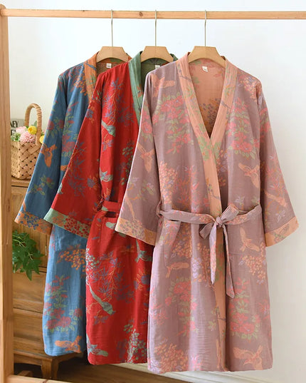 Hellrosa Kragenblende und Bindegürtel des Kimono-Morgenmantels