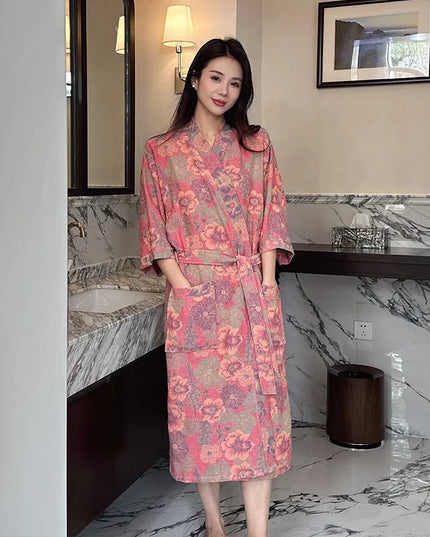 Roter Kimono-Morgenmantel mit Blumenmuster