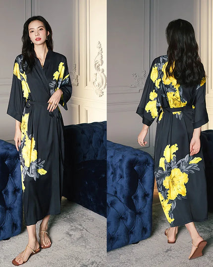 Schwarzer Satin-Morgenmantel mit gelben Blumen, knöchellang und leicht oversized