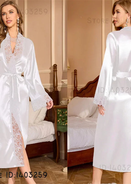 Weißer Morgenmantel für Damen leicht lang aus Satin mit Spitzeneinsätzen, Vorderansicht