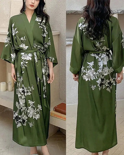Bodenlanger olivgrüner Kimono-Morgenmantel mit weißem Blumenprint und Bindegürtel, von vorne gezeigt