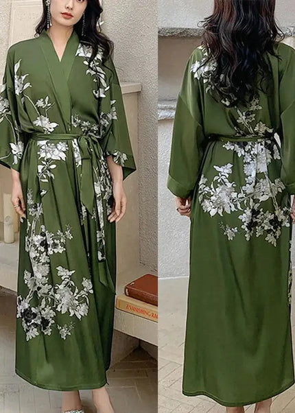 Bodenlanger olivgrüner Kimono-Morgenmantel mit weißem Blumenprint und Bindegürtel, von vorne gezeigt