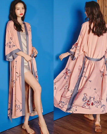 Weinroter Satin-Kimono mit Kirschblütenmuster am Model