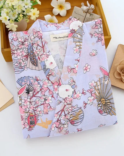 Hellflieder Kimono-Morgenmantel mit Kirschblüten und Hasenmotiv flach liegend