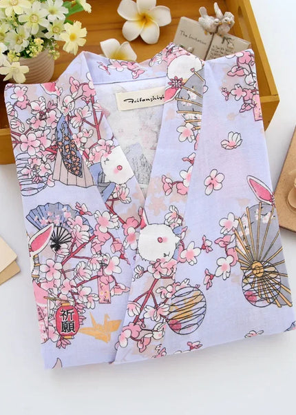 Hellflieder Kimono-Morgenmantel mit Kirschblüten und Hasenmotiv flach liegend