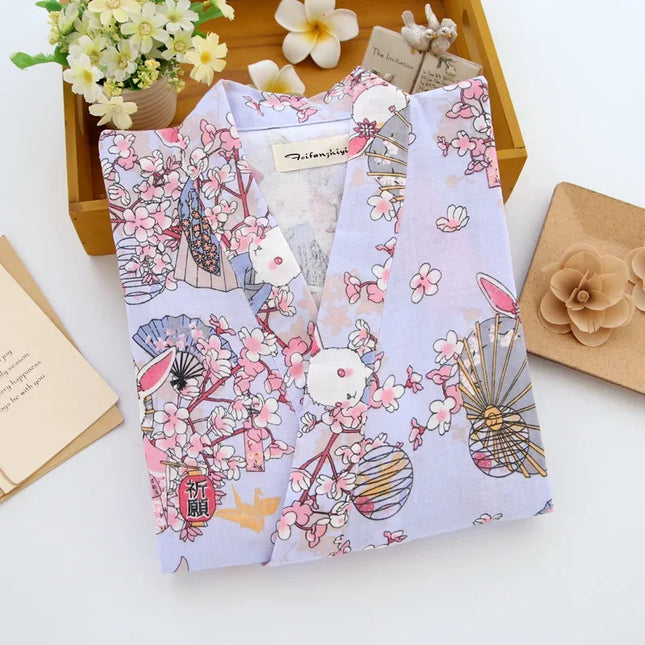 Hellflieder Kimono-Morgenmantel mit Kirschblüten und Hasenmotiv flach liegend