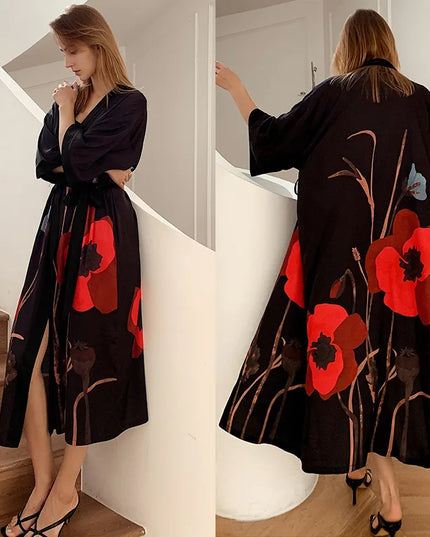 Oversize-Kimono-Morgenmantel in Schwarz für Damen mit Mohnblumendruck - Vorderansicht