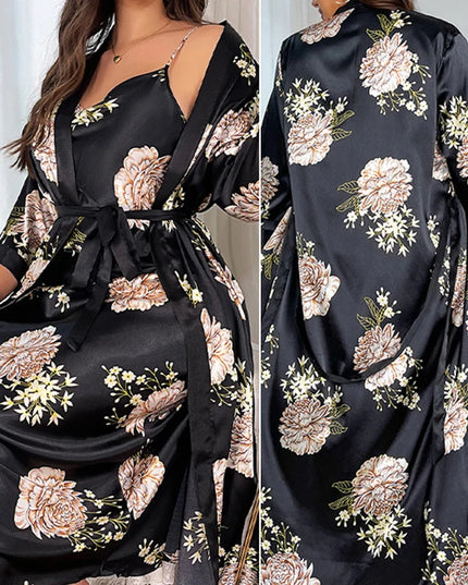 Detailaufnahme V-Ausschnitt und Bindegürtel des Satin Morgenmantels