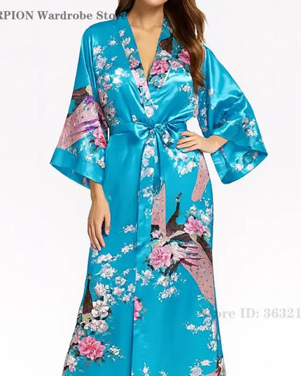 Detailaufnahme des Blütenmusters auf dem schwarzen Satin-Kimono