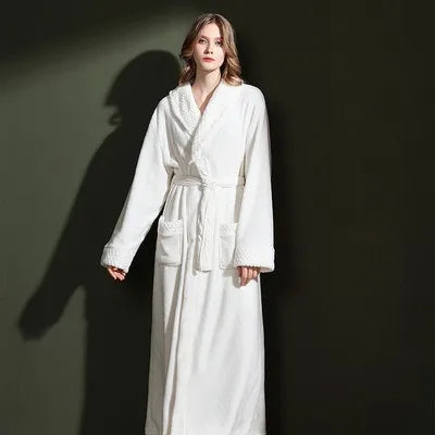 Weißer Fleece-Morgenmantel für Damen leicht mit Schalkragen und Bindegürtel
