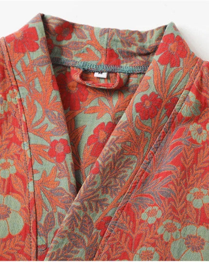 Detailaufnahme des floralen Allover-Prints in Rot, Grün und Beige
