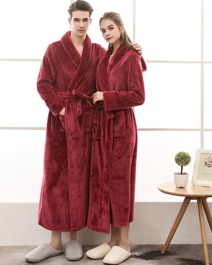 Detailansicht des weißen Fleece-Morgenmantels mit Ärmelaufschlag