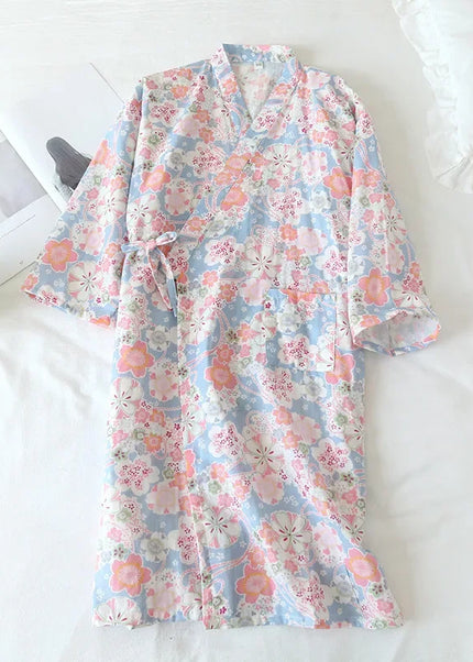 Hellblauer Kimono-Morgenmantel mit rosa Kirschblütenmuster, ganz abgebildet