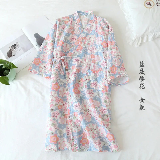 Hellblauer Kimono-Morgenmantel mit rosa Kirschblütenmuster, ganz abgebildet