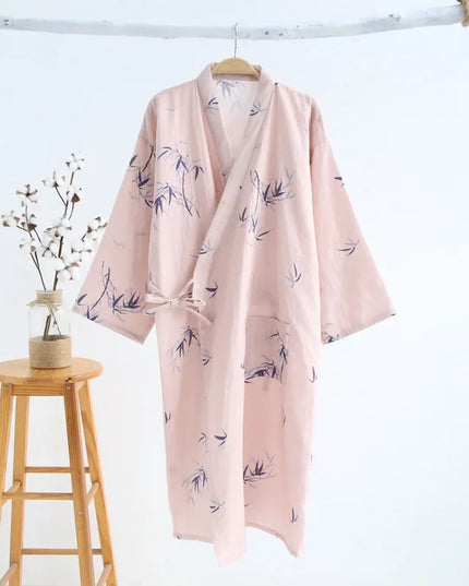 Rosa Kimono-Morgenmantel mit dunkelblauem Bambusdruck auf Bügel