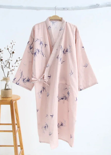 Rosa Kimono-Morgenmantel mit dunkelblauem Bambusdruck auf Bügel