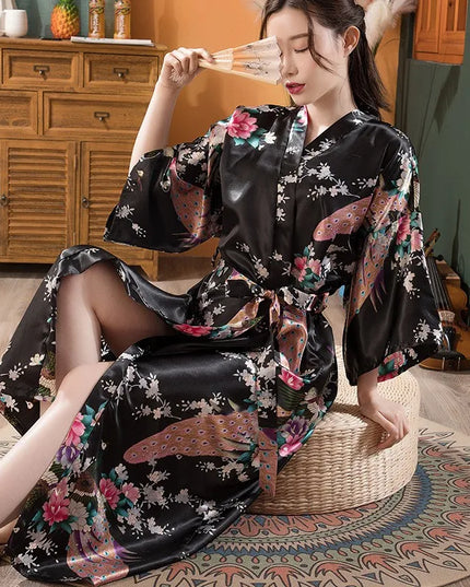 Detailansicht: V-Ausschnitt und weite Kimono-Ärmel des schwarzen Kimono-Morgenmantels