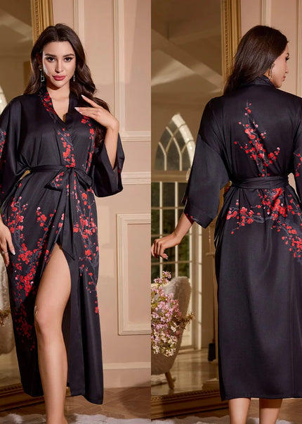 Weiter schwarzer Satin-Morgenmantel Damen lang mit roten Kirschblüten und Bindegürtel, Vorderansicht