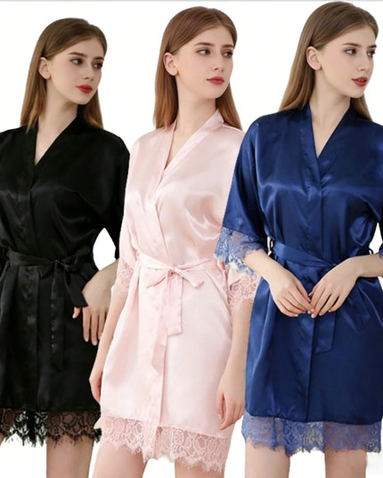 Weißer Kimono-Morgenmantel mit Bindegürtel und Spitzensaum an einem Model
