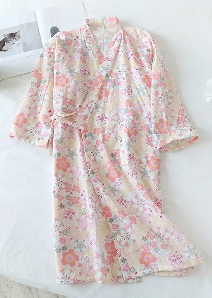 Hellrosa Kimono Morgenmantel mit Kirschblütendruck, flach liegend